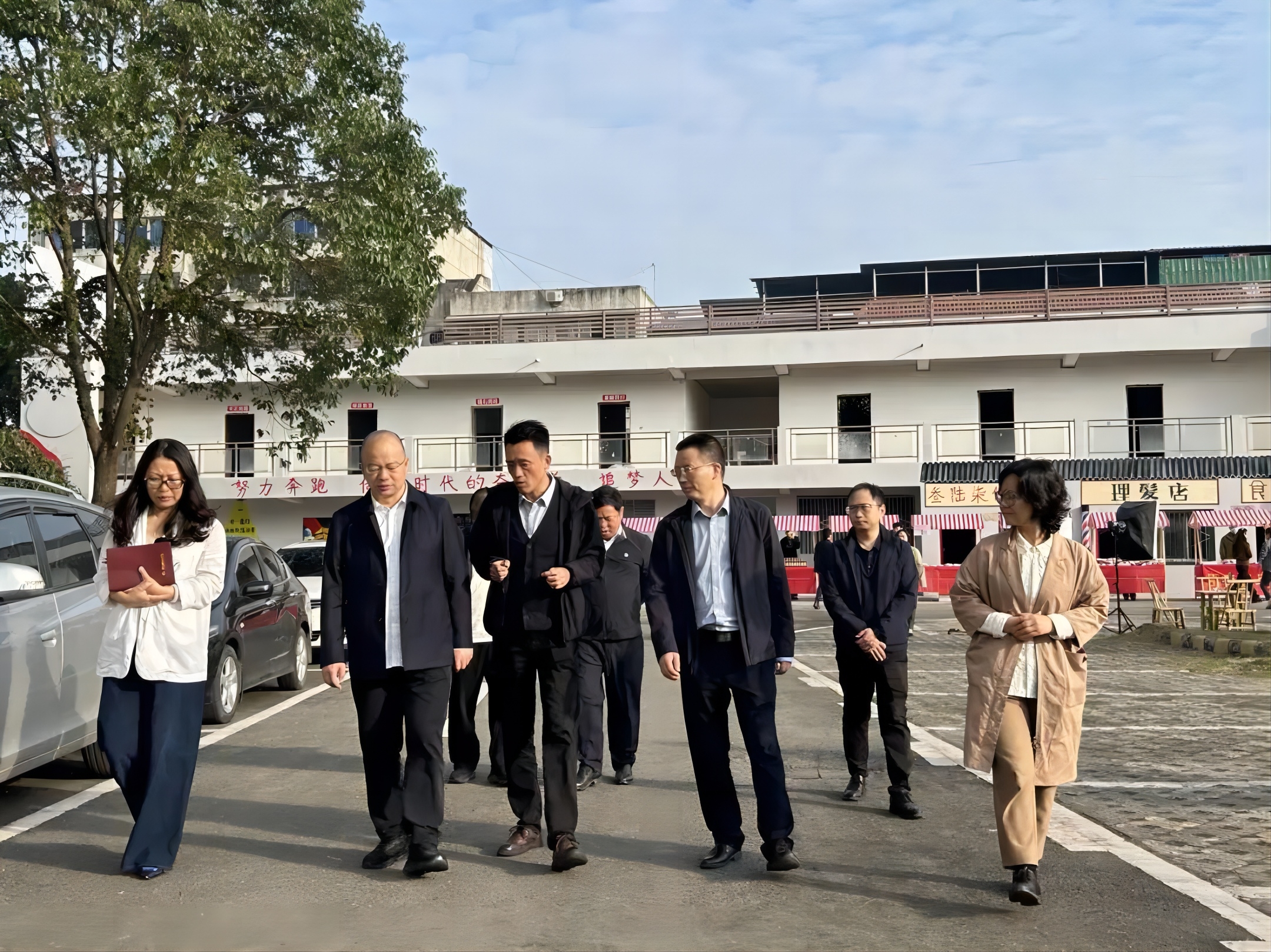 德陽經(jīng)開區(qū)黨工委副書記、管委會主任廖立新帶隊調(diào)研德陽電商產(chǎn)業(yè)園